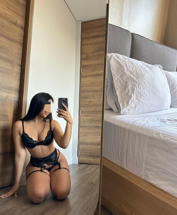 Juguetona extrovertida fiestera