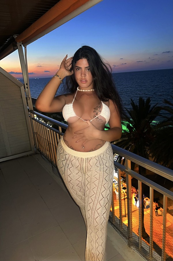 SAGRADA FAMILIA Nicolly Bolína BELA Y FEMENINA.