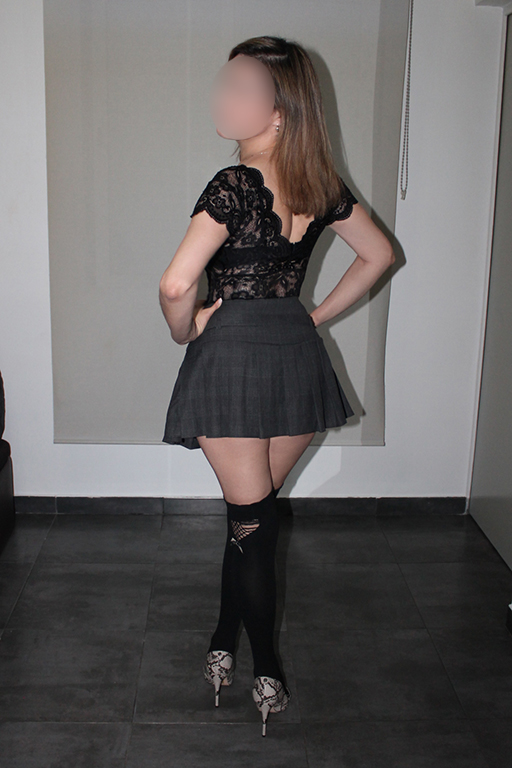 Relájate con Jessica: Tu experta en masajes en Mòs