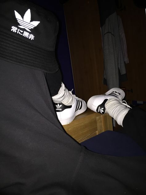 ME MOLA LOS FETICHES:PIES,CALCETES,ZAPAS,CHANDAL..
