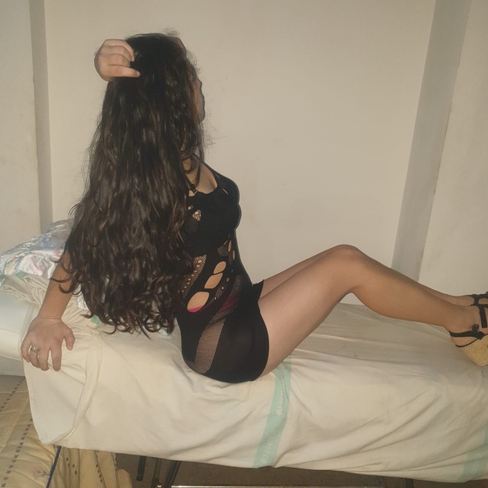 jovencita delgada muy implicada