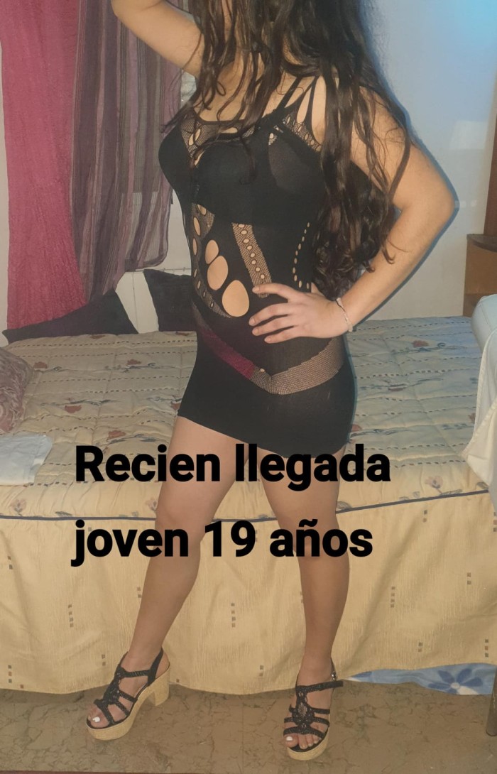 jovencita delgada muy implicada