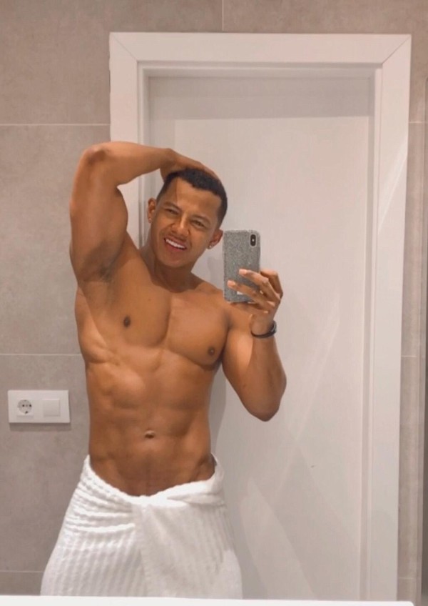 LATINO MULATO CALIENTE DOTADO COMPLACIENTE,