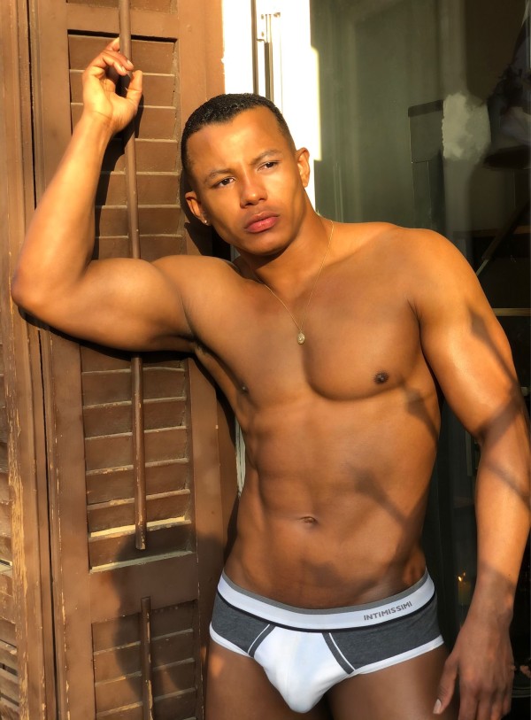 LATINO MULATO CALIENTE DOTADO COMPLACIENTE,
