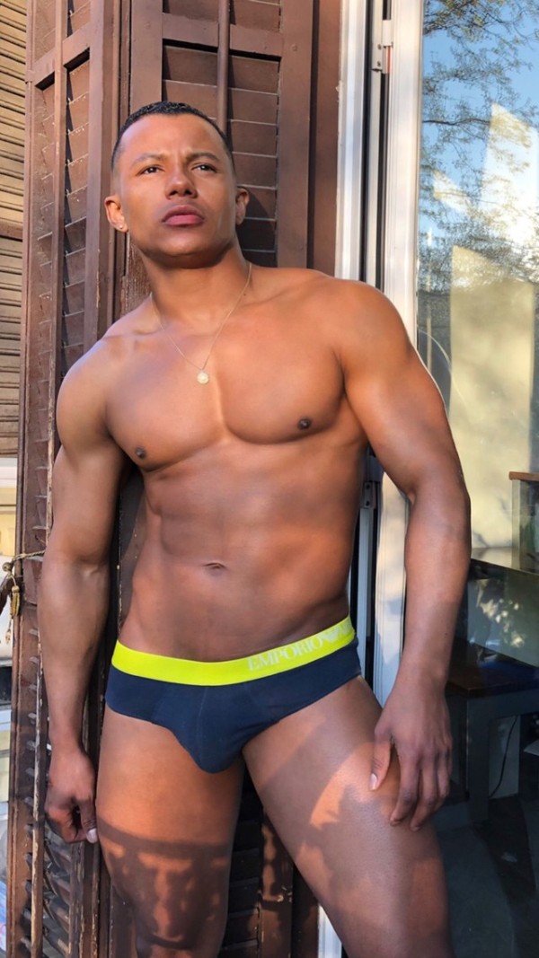 LATINO MULATO CALIENTE DOTADO COMPLACIENTE,