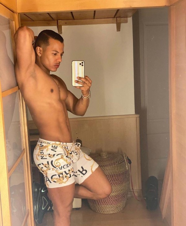 LATINO MULATO CALIENTE DOTADO COMPLACIENTE,