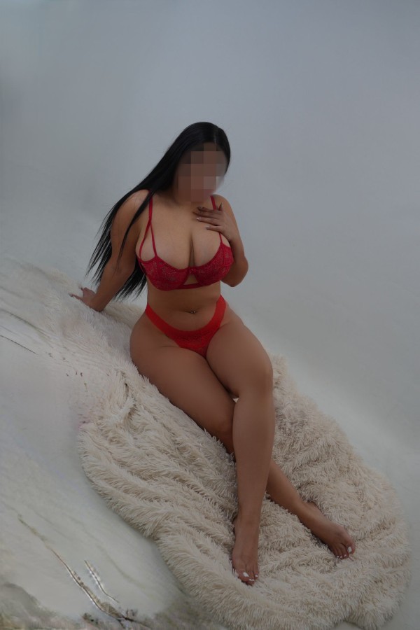 LATINA HERMOSA CON CURVAS ENCANTADORAS.