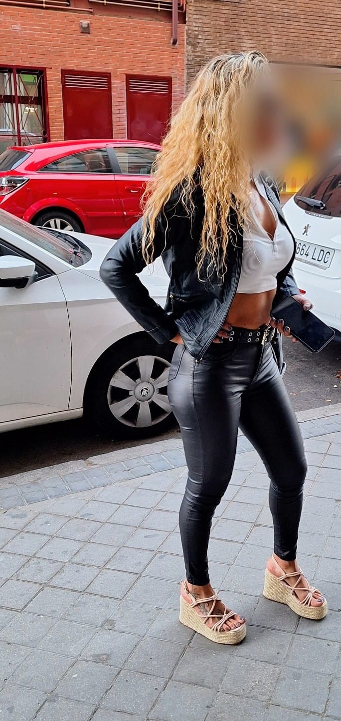 linda venezolana delgada fiestera