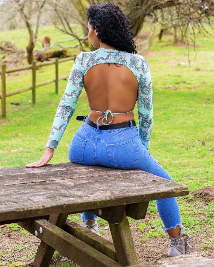 CON CURVAS PARA TUS POSES FAVORITAS