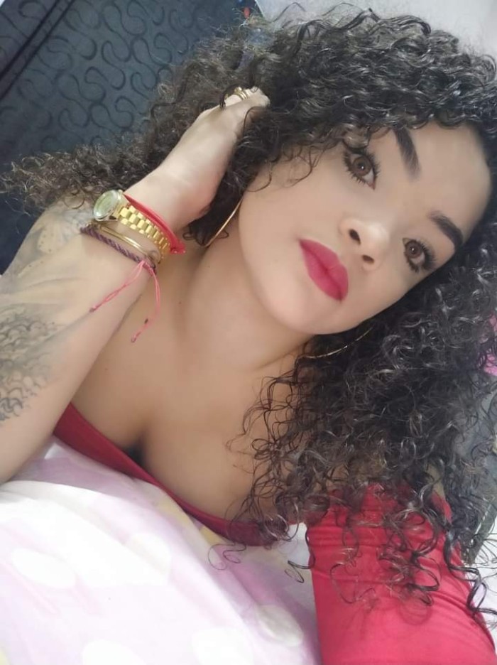 JOVEN SENSUAL Y TIERNA MUJER