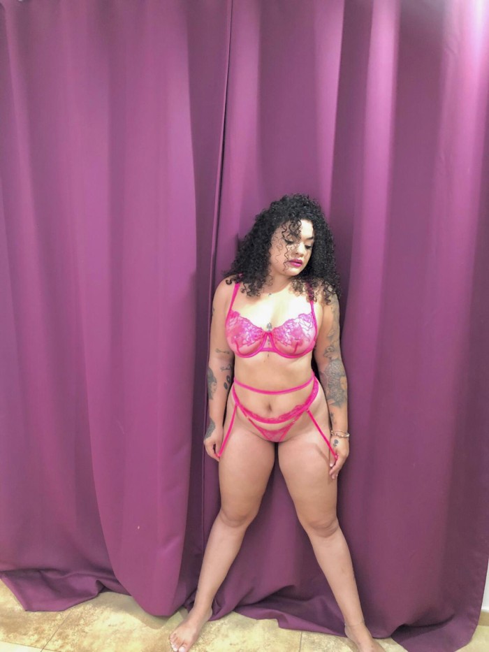 JOVEN SENSUAL Y TIERNA MUJER
