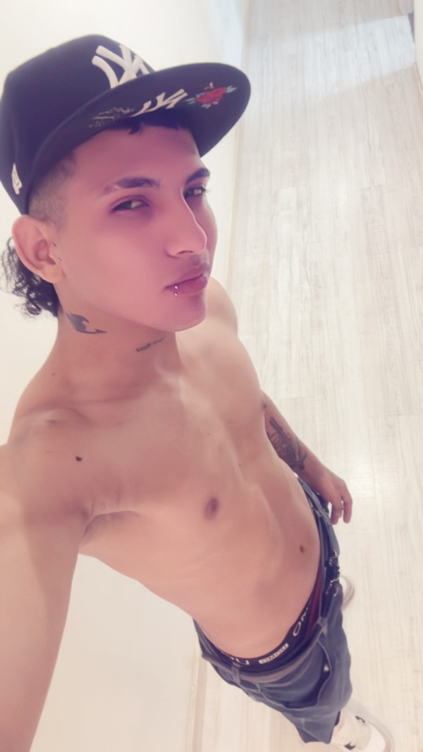 Alejandro Colombiano 23 años activo