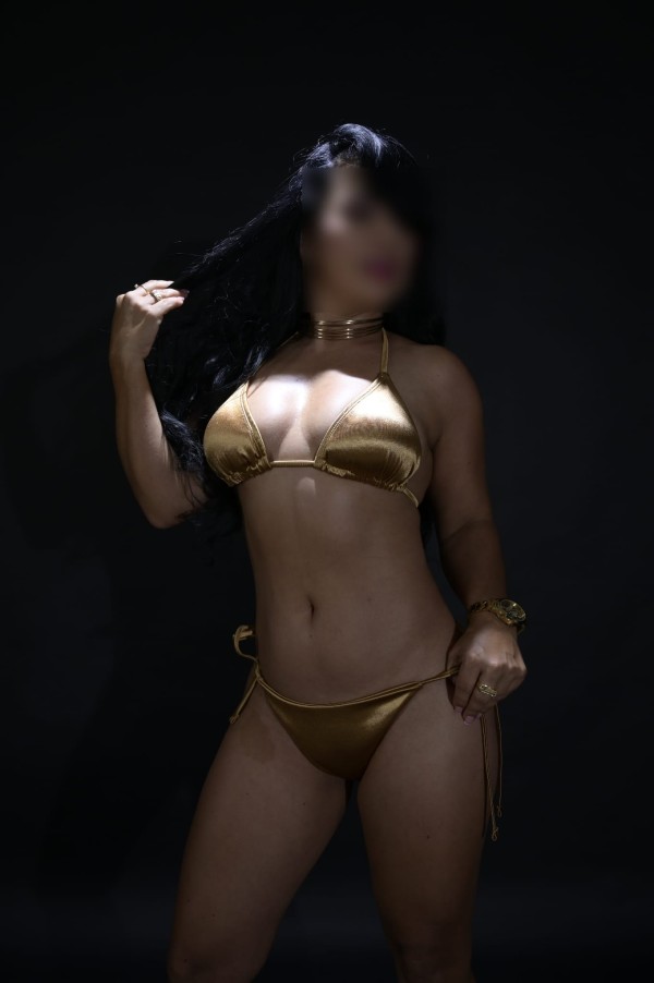 Latina muy simpática chiquita