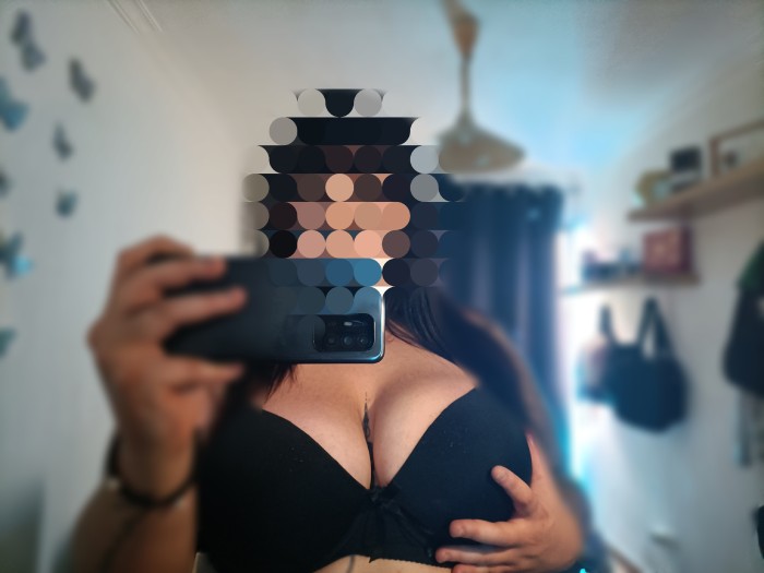 Joven gordita tatuada videollamadass