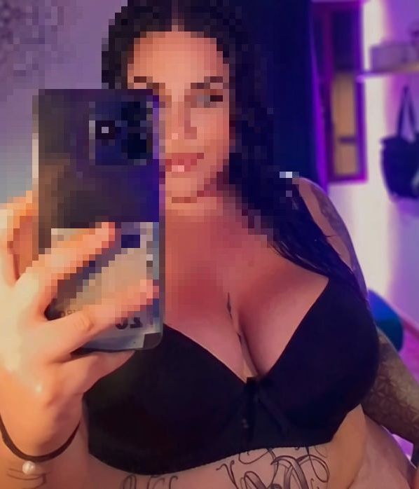 Joven gordita tatuada videollamadass