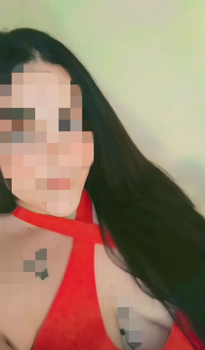 Joven gordita tatuada videollamadass