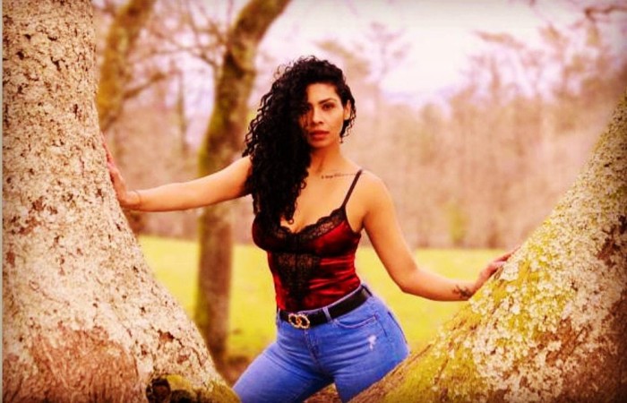 SENSUAL Y HERMOSA MORENA