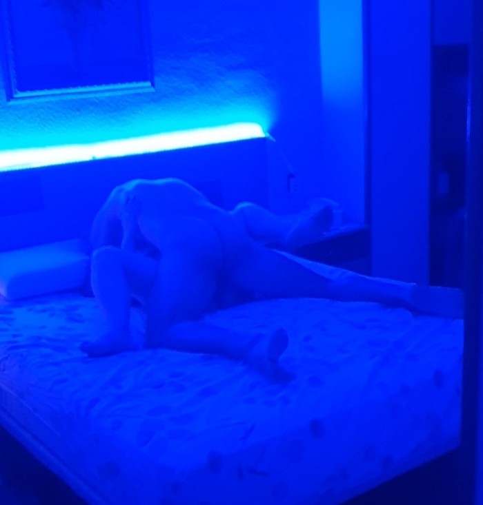 Rubia con ganas que me empotren a cuatro patas