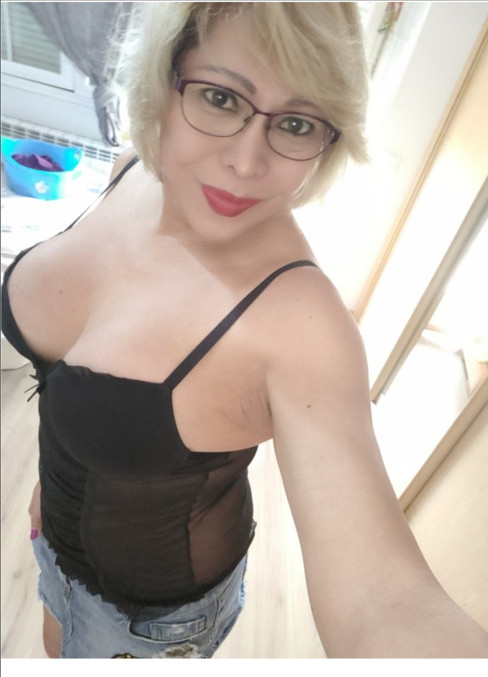 Transexual madurita juguetona
