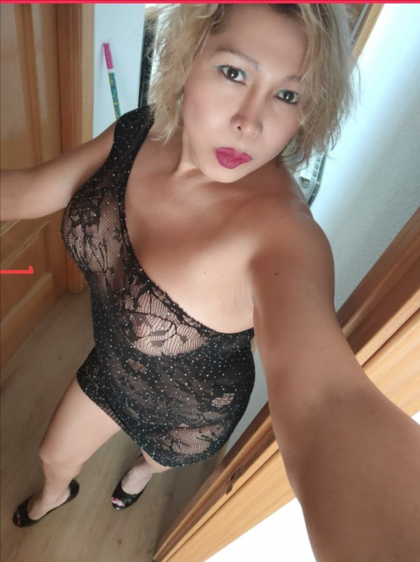 Transexual madurita juguetona