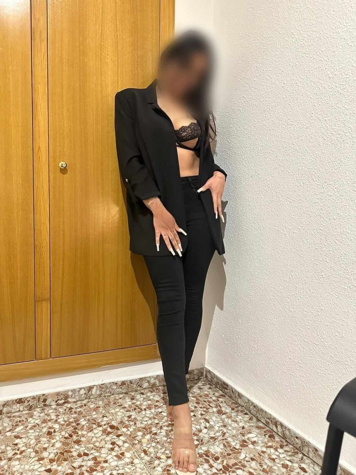DELGADA, FIESTERA, LUJURIOSA VEN A LA DIVERSION.