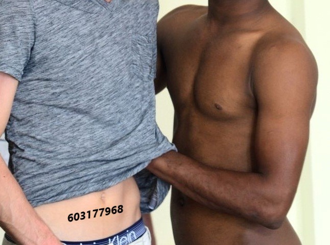 MASAJE A DOS O CUATRO MANOS. NEGRO Y BLANCO