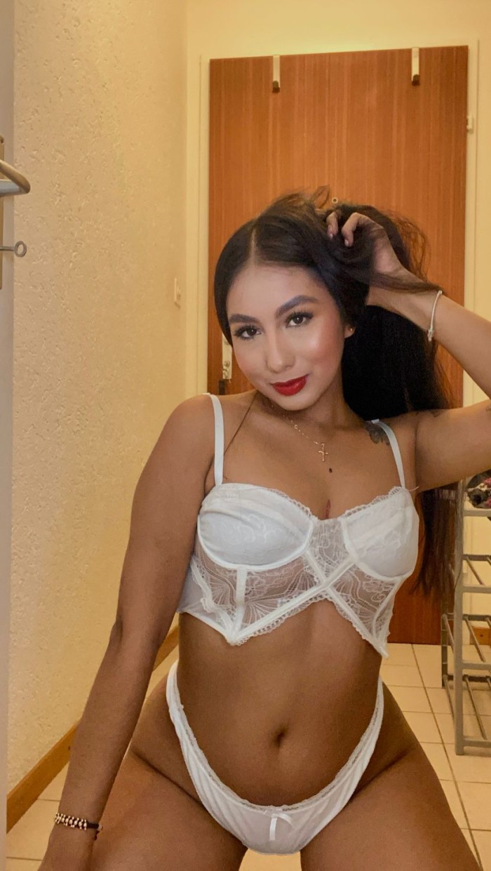 MUY TRAVIESA Y JUGUETONA