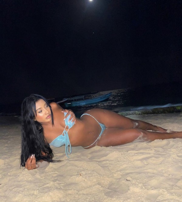 Hermosa morena seductora
