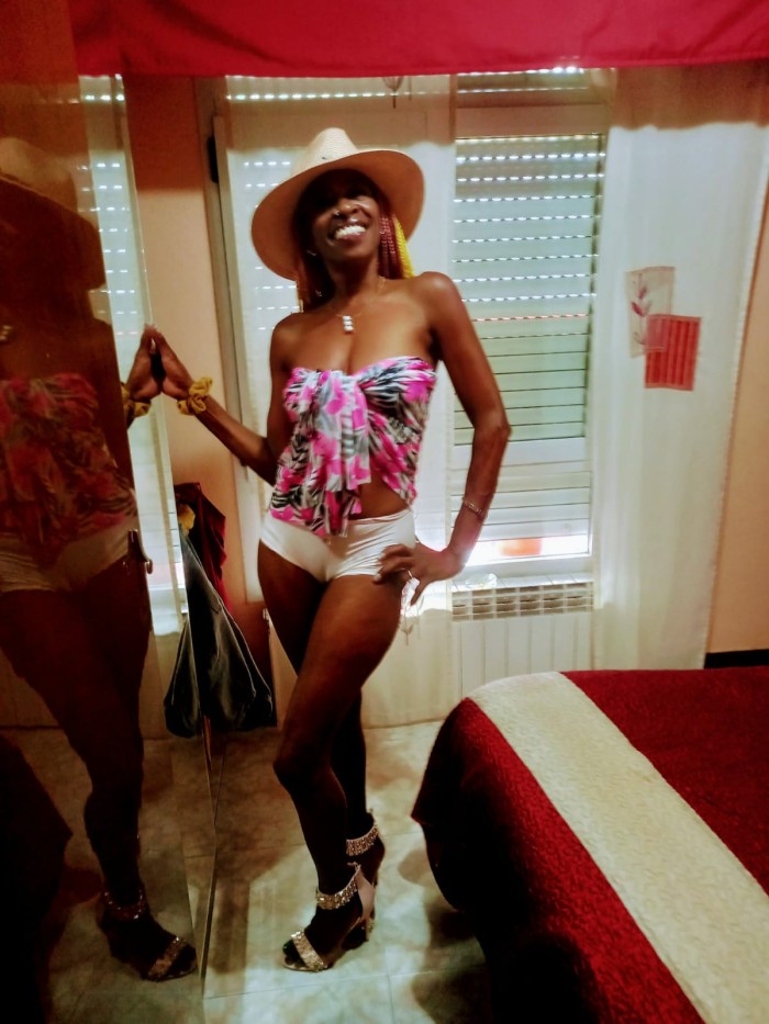 NAHOMY UNA LINDA MULATA DOMIMICANA MADURITA .