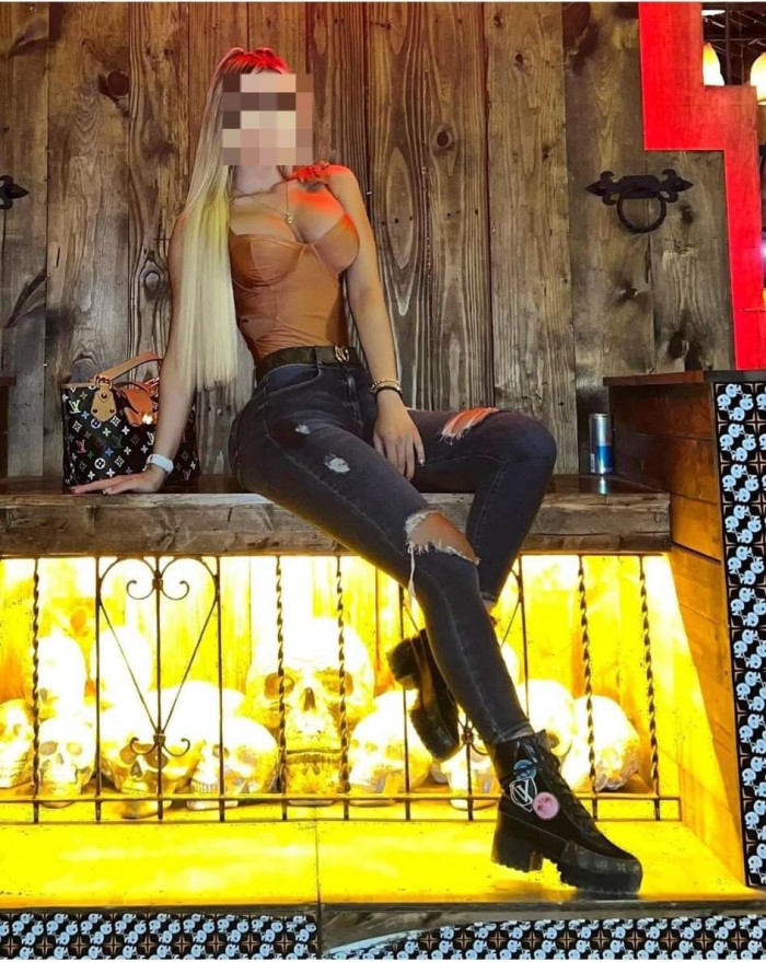 Hermosa latina complaciente