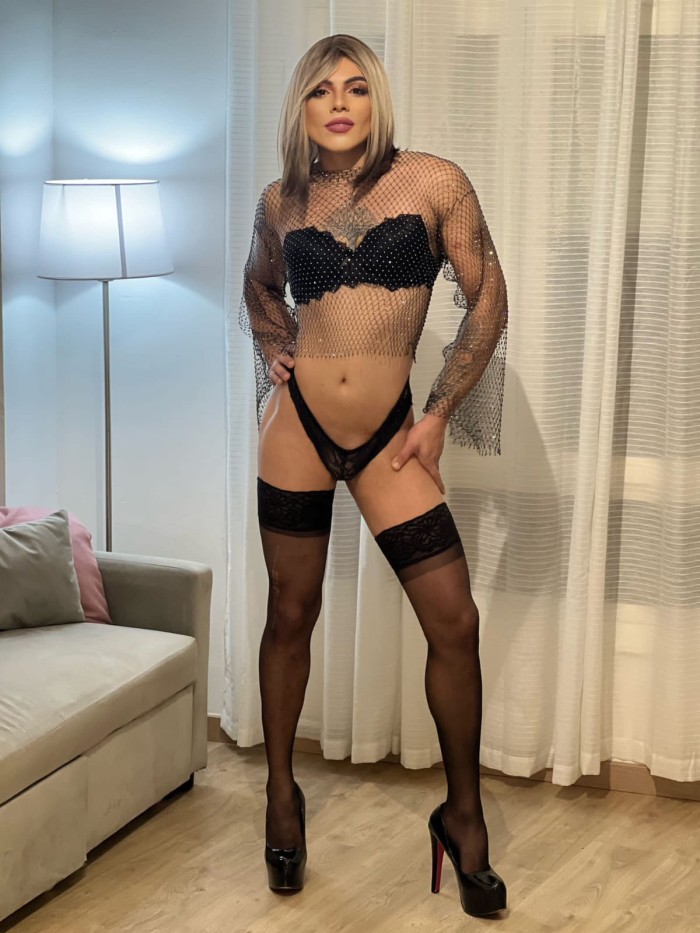 Camila Joven Trans Morbosa, Versátil Fiestera