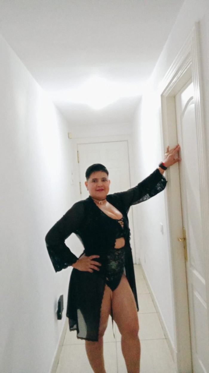 Mucha fiesta y un conejo húmedo, cachondo para ti