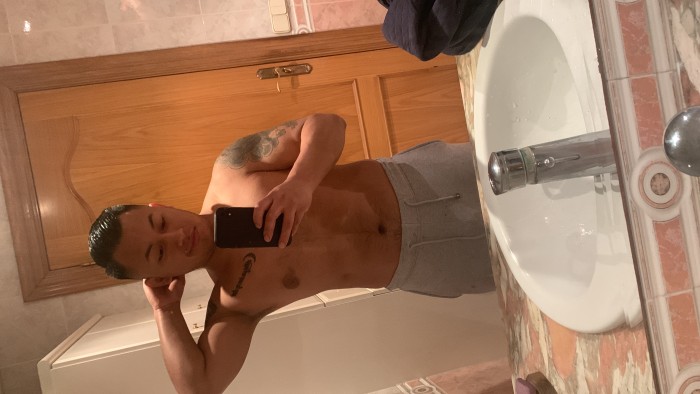 Joven lleno de placer