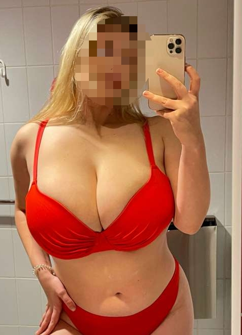 La chica sexy tetas XXL simpática