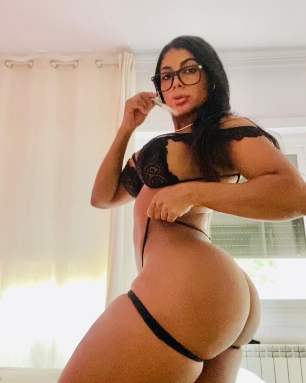 Colombiana exótica  de paso por la ciudad