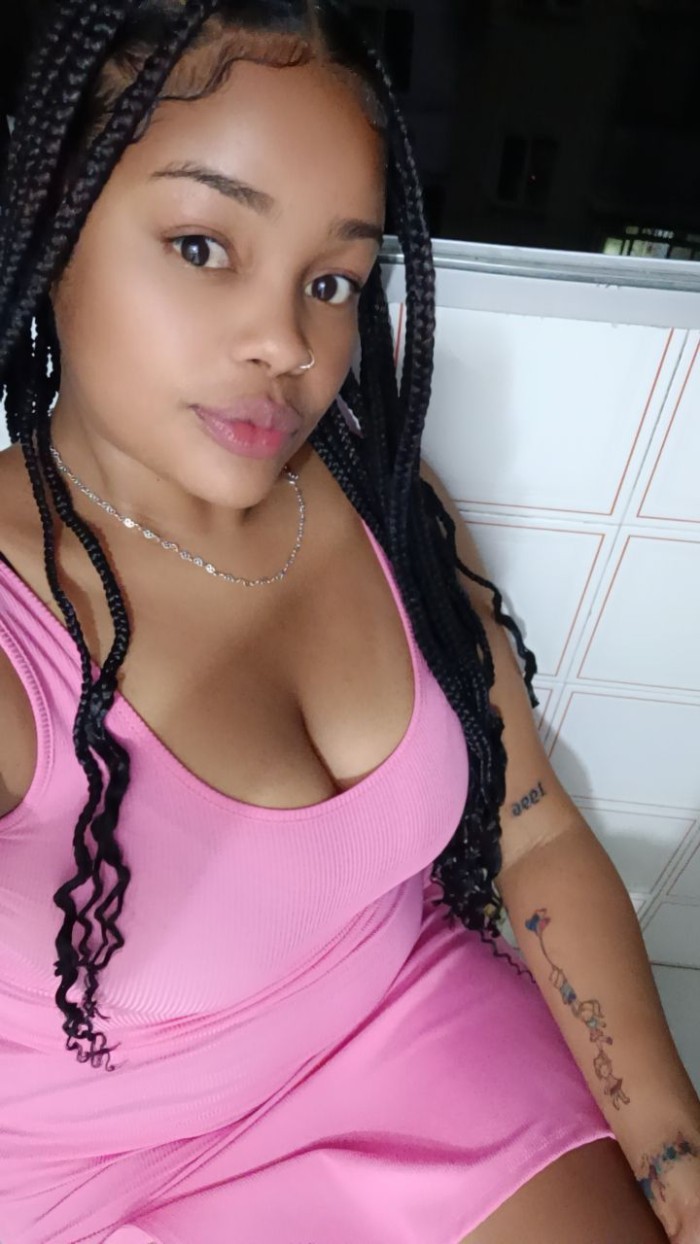 mujer dulce con encanto y muy risueña