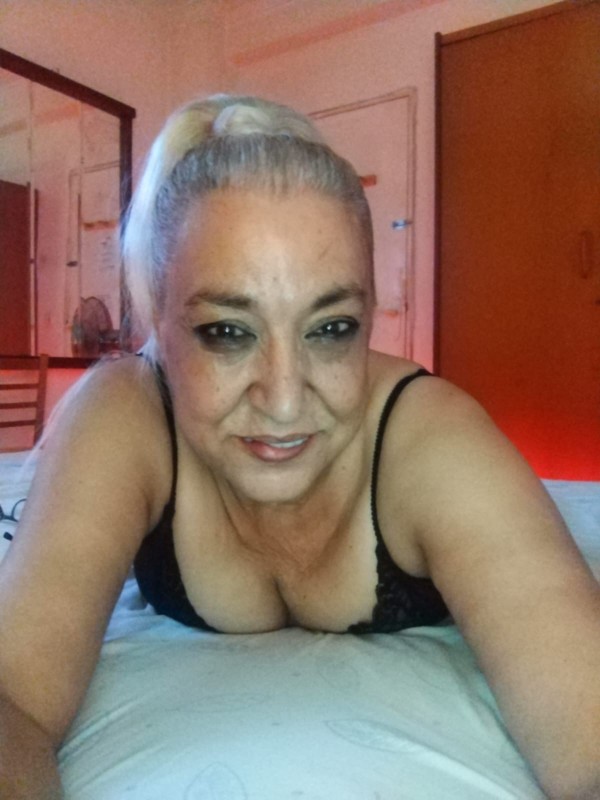 ESPAÑOLA MADURA CARIÑOSA FIESTERA ESTOY EN DON BENITO