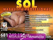Masajiata profesional en camilla