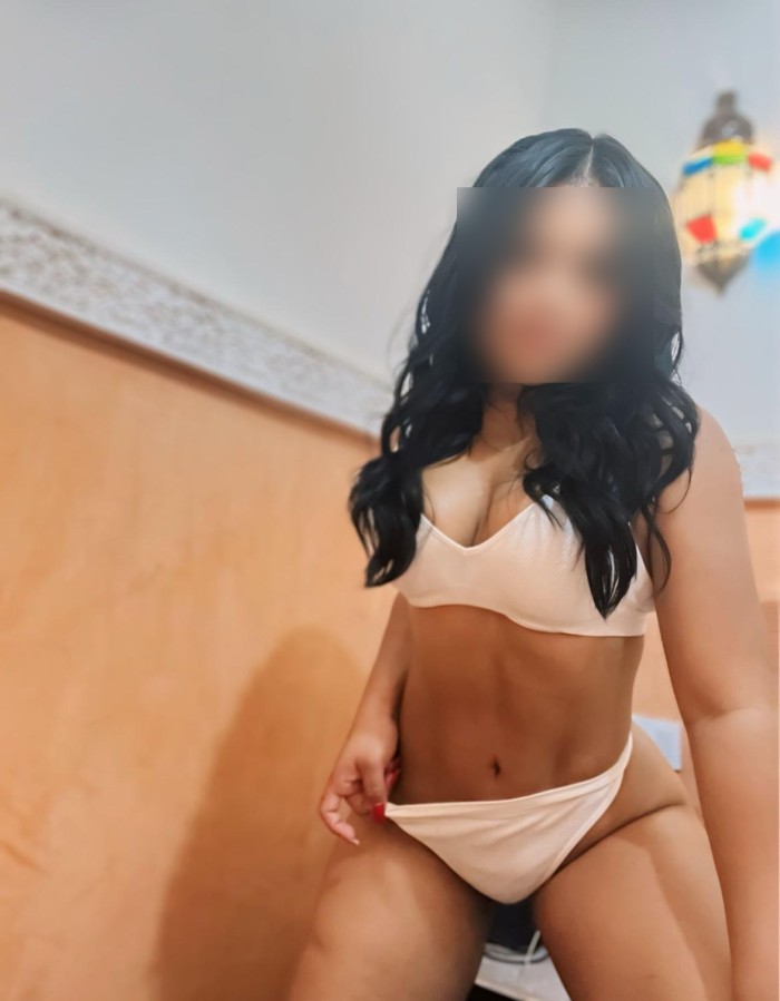 RICA LATINA CON GANAS DE COMER TU RICA POLLA