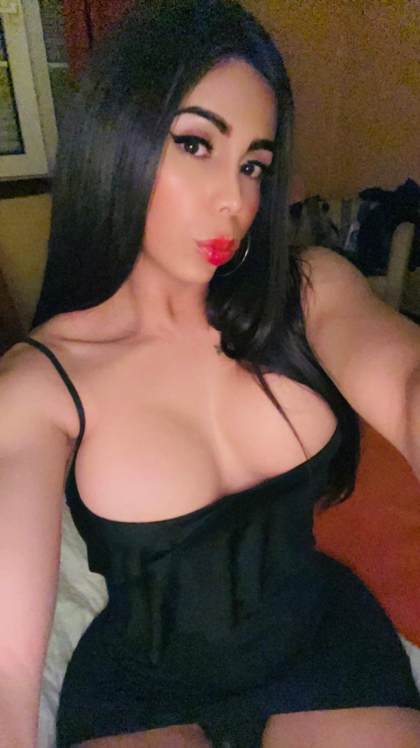 Bellísima Y femenina Shemale