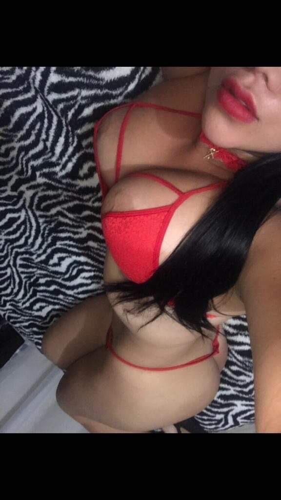 CHICA LATINA MUY CACHONDA EN BUSCA DE HOMBRES