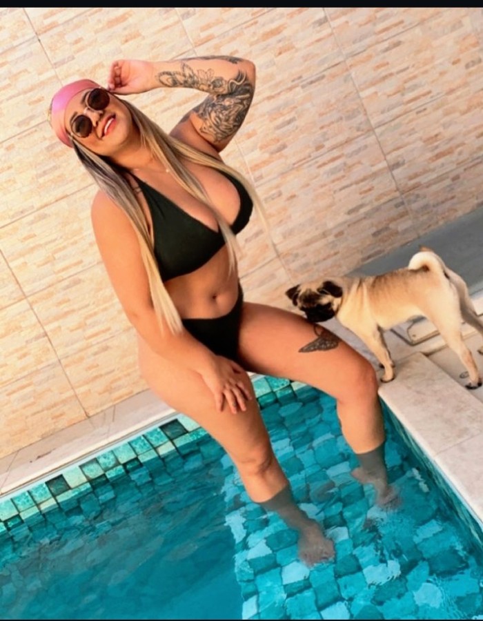 Rubia brasileña nova en ciudad