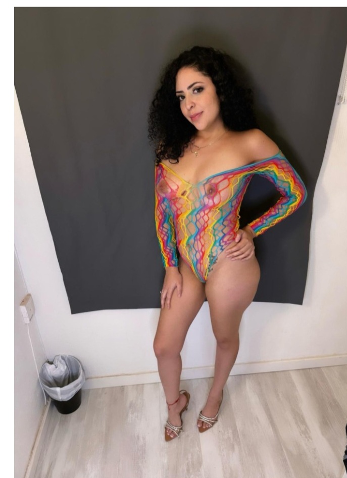 CHICA SINPATICA E INTERESANTE  LE ENCANTA COMPLACE