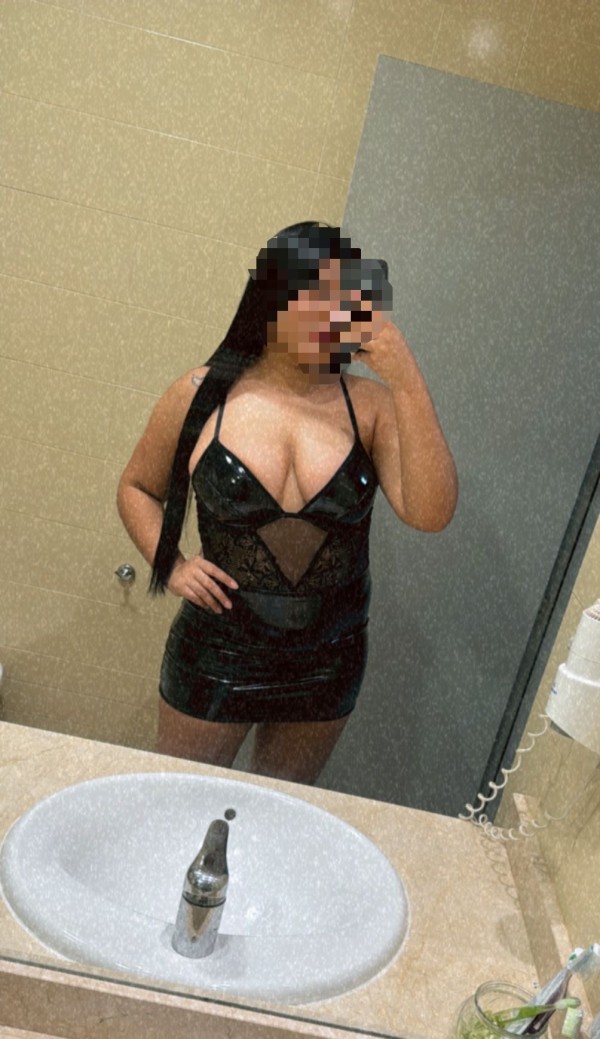 Morena  cachonda fiestera jueguetona muy al diente