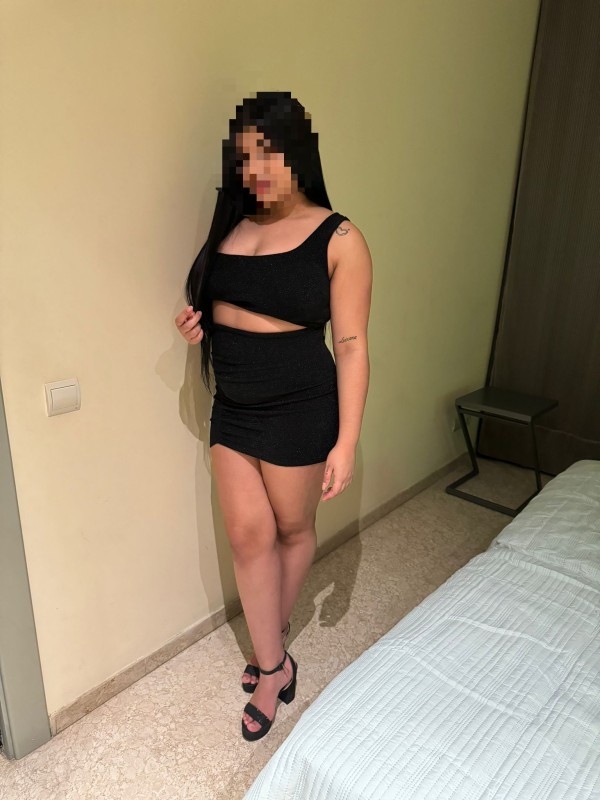 Morena  cachonda fiestera jueguetona muy al diente