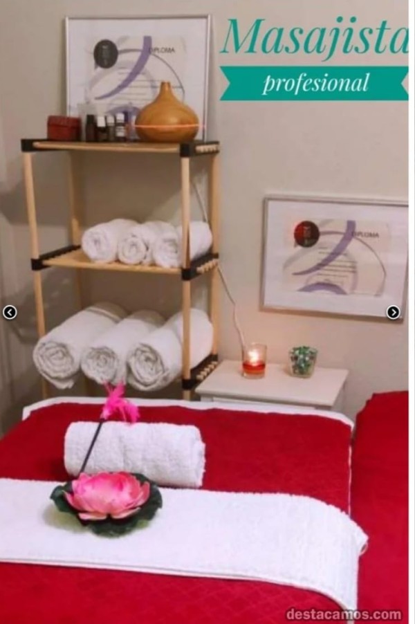 Masajista en camilla relajantes erótico prstáticos