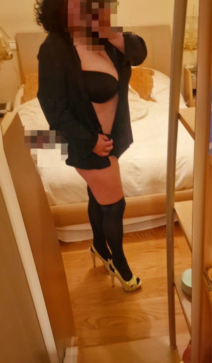 Madurita sexy y entregada para videollamada
