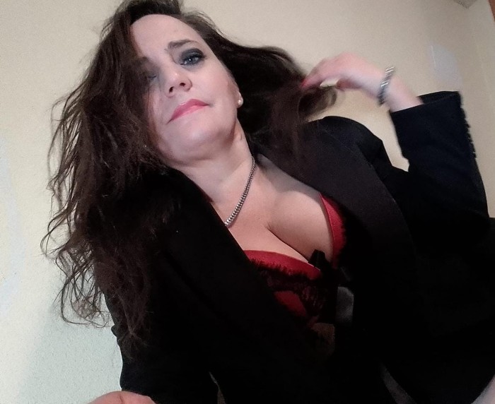 ESPAÑOLA. QUIERO ACCIÓN, FIESTA, MARCHA Y CACHONDE