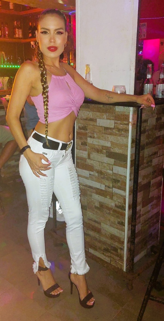 RUBIA EXTROVERTIDA DE MENTE ABIERTA