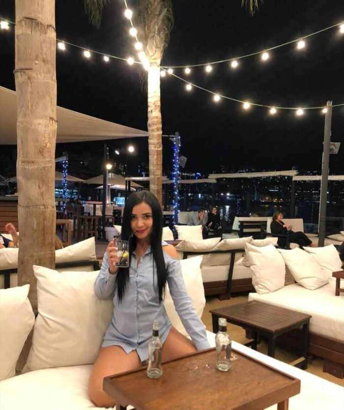 SOY UNA DULCE CHICA QUE QUIERE JUGAR CON TU CULO